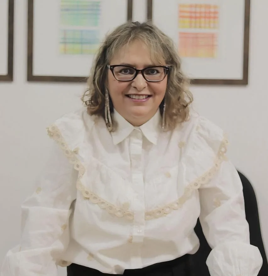 Zaira Jossane na biblioteca jurídica do escritório